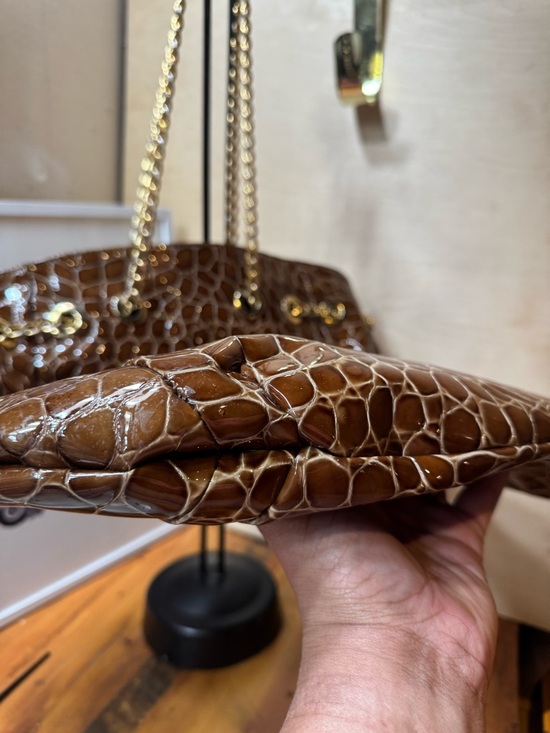 Innue made Italy genuine Leather Brown Tote large with Gold Chain Handles - Picture 4 of 16